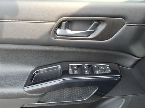 Certified 2022 Nissan Pathfinder S FWD image 3