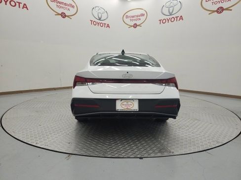 Used 2025 Hyundai Elantra SE image 7