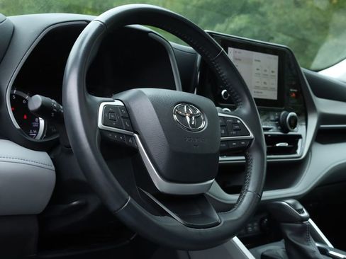 Used 2024 Toyota Highlander XLE image 25