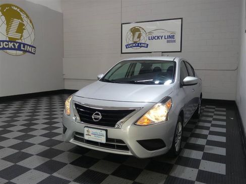 Used 2017 Nissan Versa SV FWD image 4