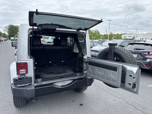 Used 2015 Jeep Wrangler Unlimited Sahara AWD/4WD image 23