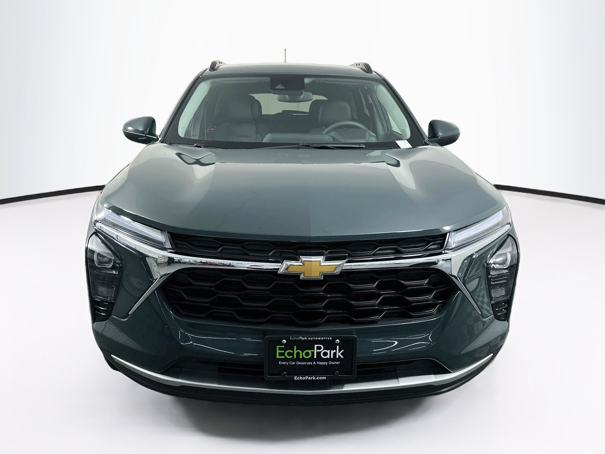 Used 2025 Chevrolet Trax LT FWD image 2