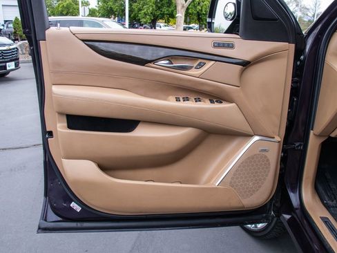 Used 2018 Cadillac Escalade Platinum AWD/4WD image 9