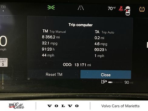 Used 2025 Volvo XC40 B5 Plus image 11