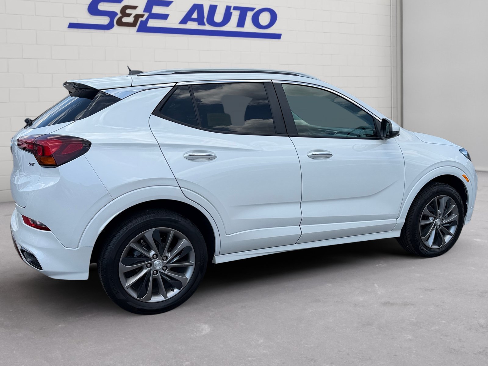 Used 2022 Buick Encore GX Select w/ Sport Touring Package AWD/4WD image 4