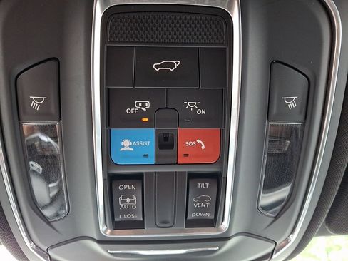 Used 2023 Jeep Grand Cherokee Altitude AWD/4WD image 28