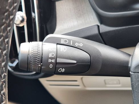 Certified 2025 Volvo XC40 B5 Plus AWD/4WD image 34