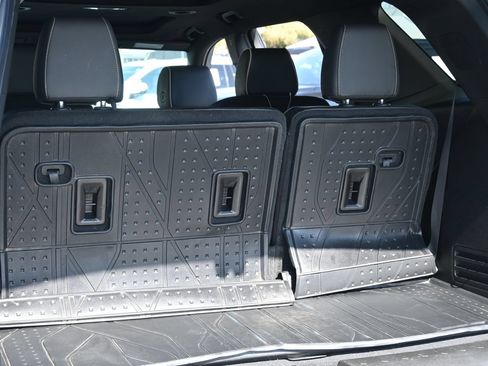 Used 2023 Chevrolet Traverse Premier FWD image 23