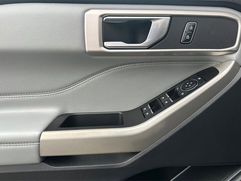 Used 2022 Ford Explorer XLT image 12