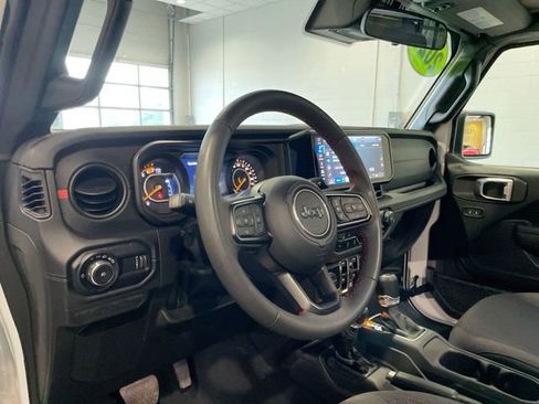 Used 2025 Jeep Wrangler Unlimited Rubicon image 9