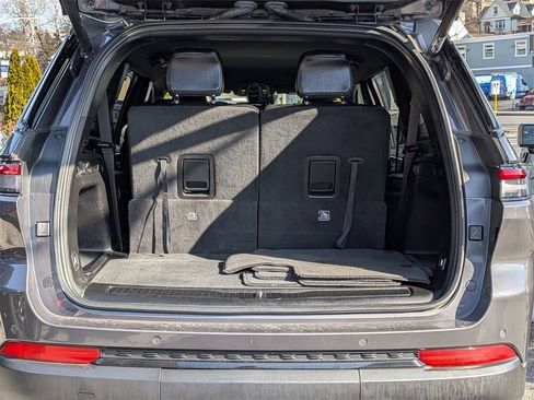 Used 2023 Jeep Grand Cherokee L Laredo image 8