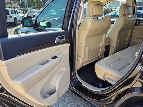 Used 2017 Jeep Grand Cherokee Limited AWD/4WD image 14