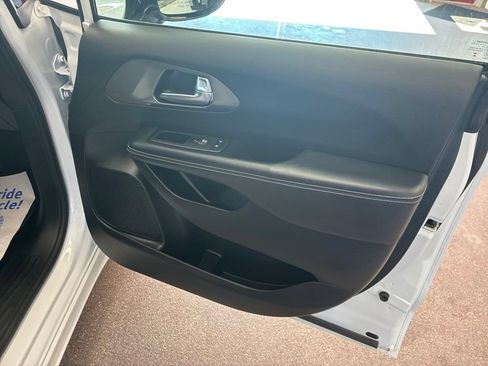 Used 2025 Chrysler Pacifica Select FWD image 32