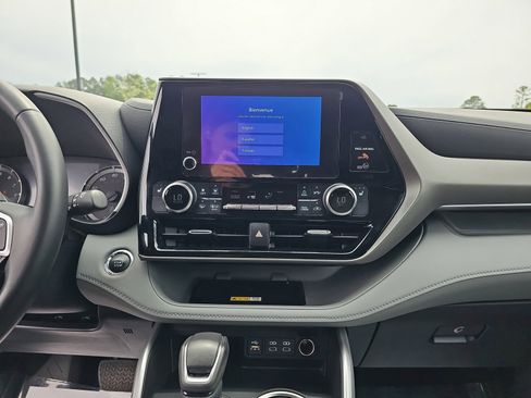 Used 2023 Toyota Highlander XLE image 22