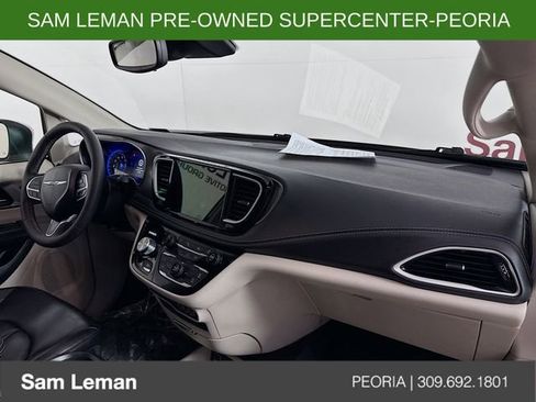 Used 2023 Chrysler Pacifica Touring-L image 28