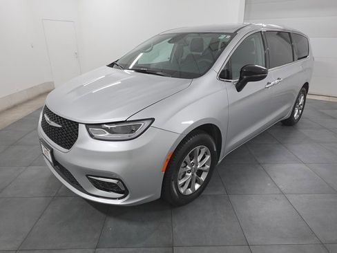 Used 2024 Chrysler Pacifica Touring-L image 1
