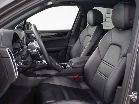 Certified 2023 Porsche Cayenne image 5