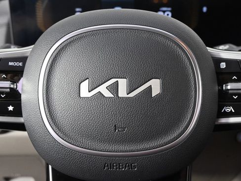 Used 2026 Kia Carnival FWD image 36