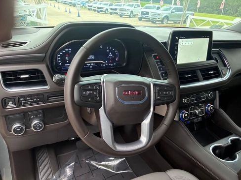 Used 2024 GMC Yukon SLT w/ SLT Luxury Package RWD image 32