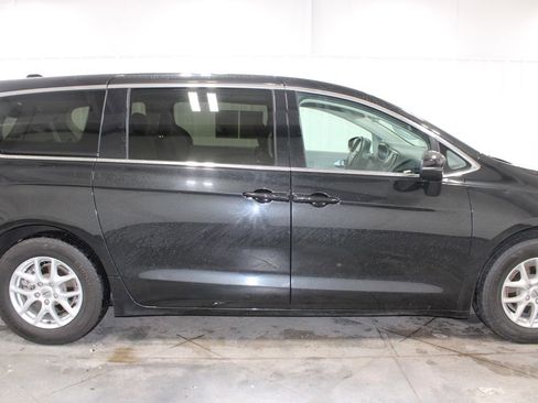 Used 2023 Chrysler Pacifica Touring-L FWD image 11