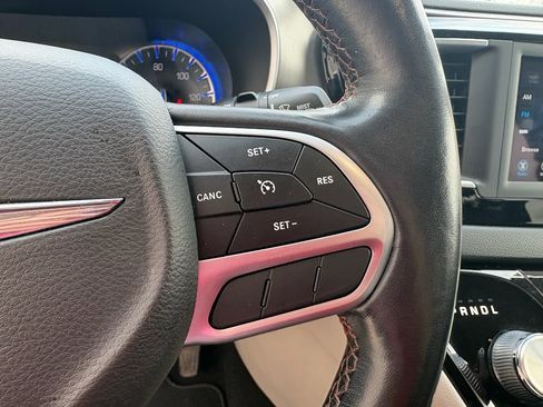 Used 2020 Chrysler Pacifica Touring-L image 15