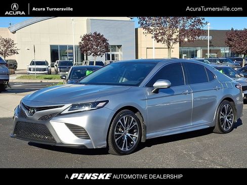 Used 2020 Toyota Camry SE FWD image 1