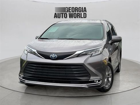 Used 2021 Toyota Sienna XLE FWD image 1
