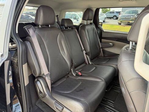 Used 2025 Kia Carnival FWD image 4