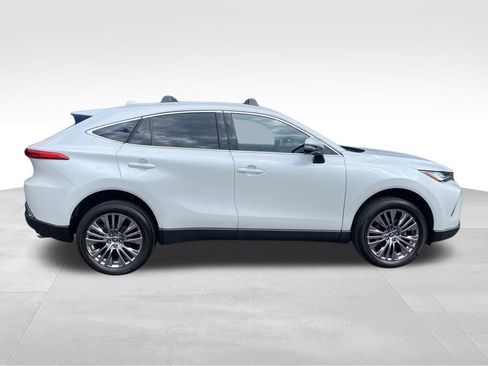 Used 2023 Toyota Venza Limited image 3