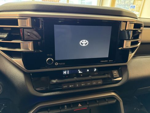 Used 2022 Toyota Tundra SR5 w/ SR5 Convenience Package AWD/4WD image 35