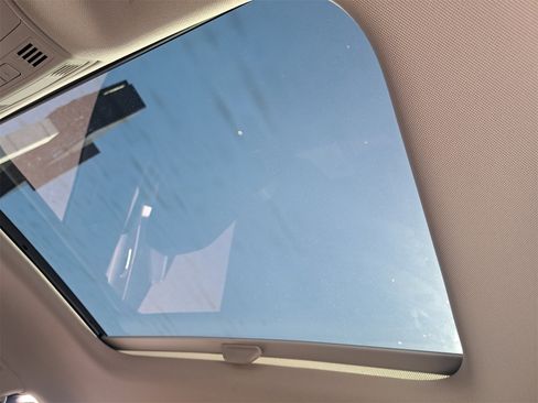 Used 2023 Volkswagen Jetta SE w/ Panoramic Sunroof Package image 31