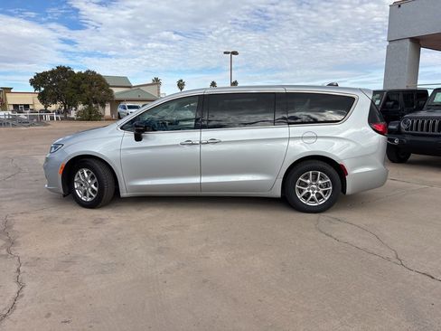 Used 2024 Chrysler Pacifica Touring-L FWD image 8