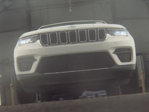 Used 2023 Jeep Grand Cherokee Laredo image 3