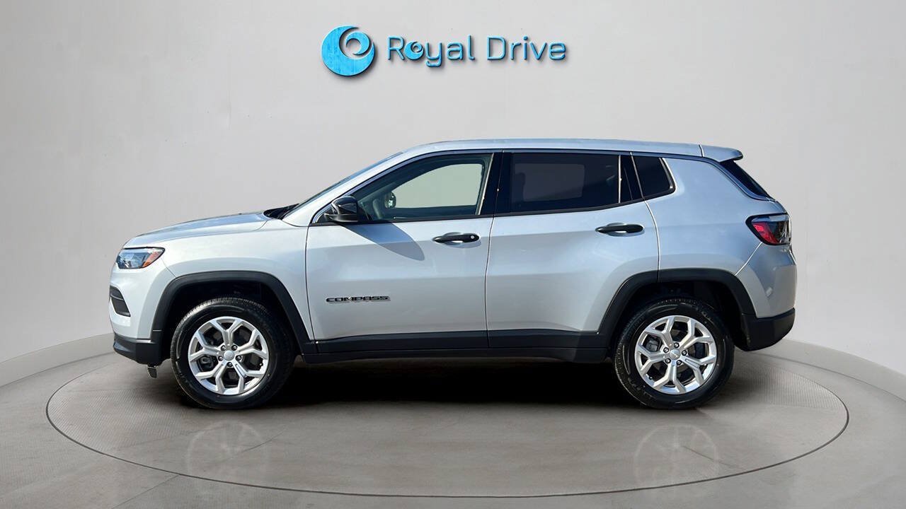 Used 2024 Jeep Compass Sport AWD/4WD image 3