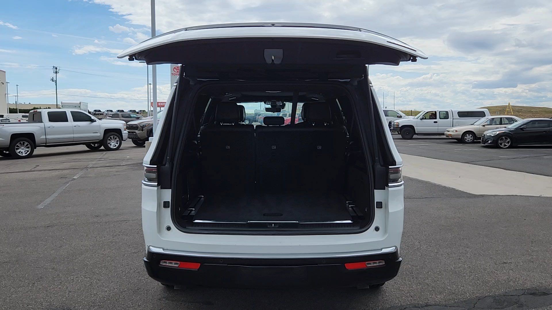 Used 2024 Jeep Grand Wagoneer L Series III AWD/4WD image 19