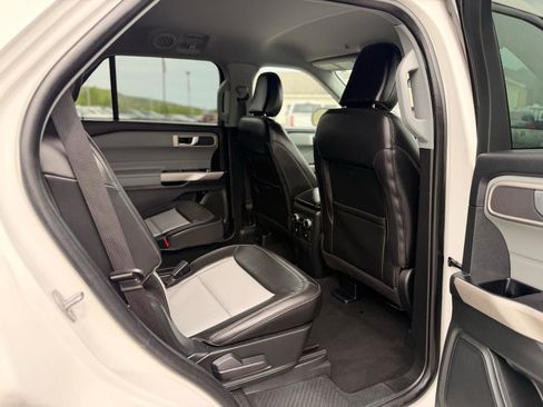 Used 2023 Ford Explorer XLT w/ XLT Sport Appearance Package AWD/4WD image 17