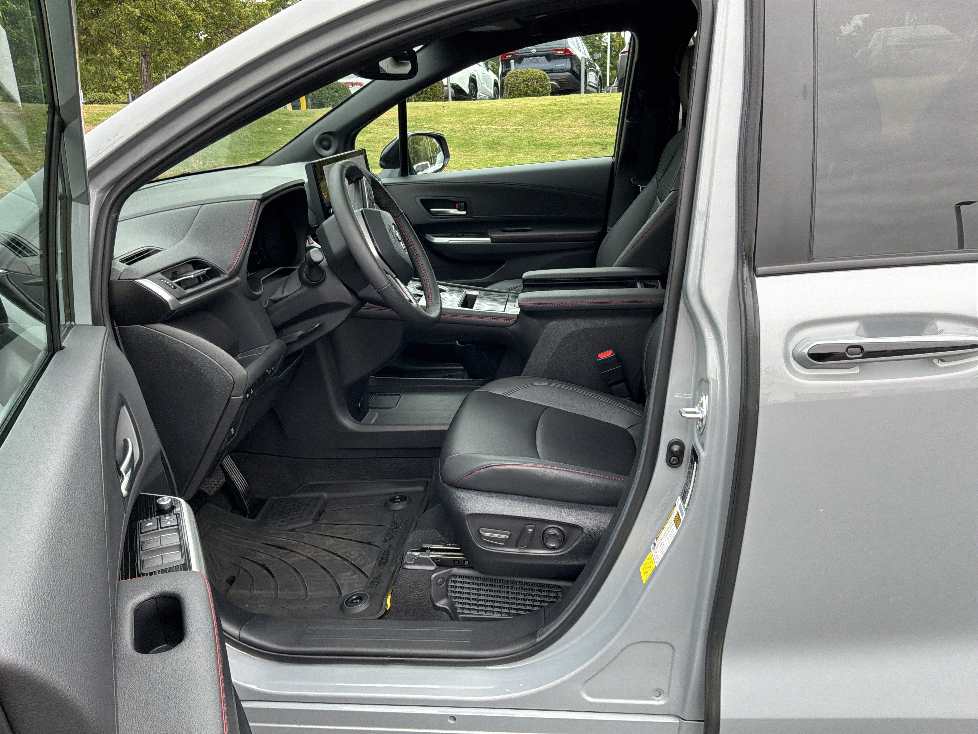 Used 2026 Toyota Sienna XSE FWD image 16