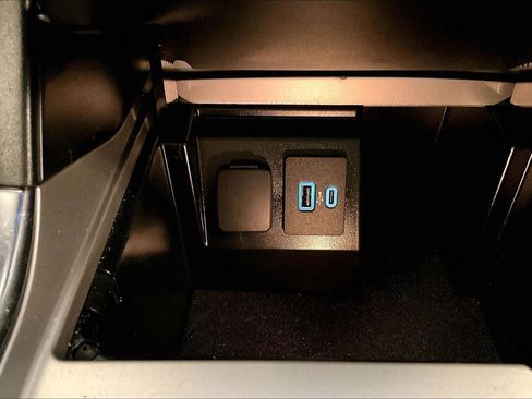 Used 2022 Ford Explorer XLT w/ Equipment Group 202A image 32