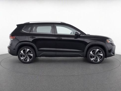 Used 2026 Volkswagen Taos SE AWD/4WD image 8