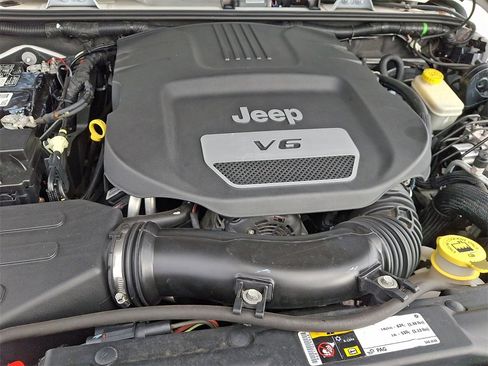 Used 2014 Jeep Wrangler Unlimited Sahara image 28