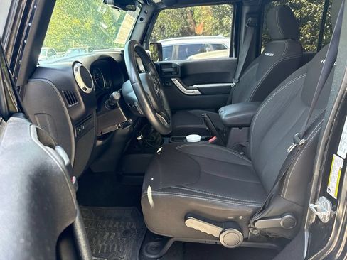 Used 2014 Jeep Wrangler Unlimited Rubicon w/ Connectivity Group AWD/4WD image 5