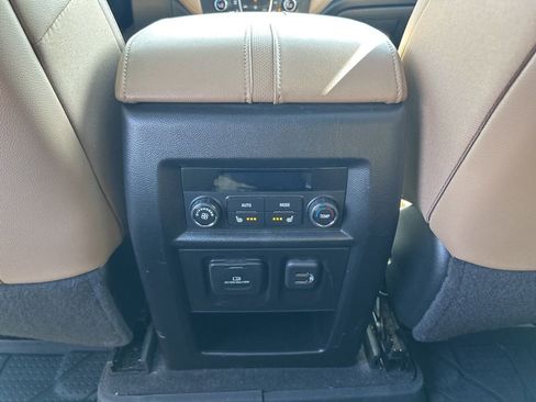 Used 2023 Chevrolet Traverse Premier image 35