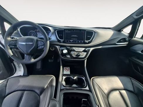 Used 2025 Chrysler Pacifica Limited FWD image 10