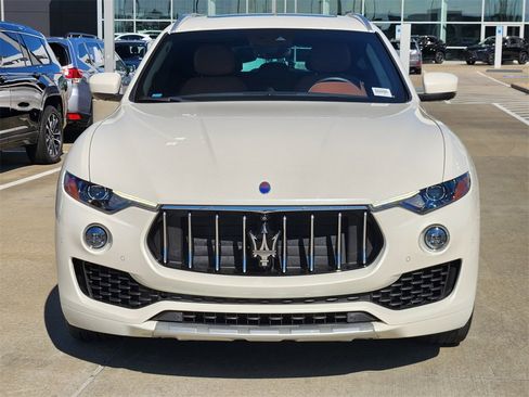 Used 2018 Maserati Levante GranLusso image 2