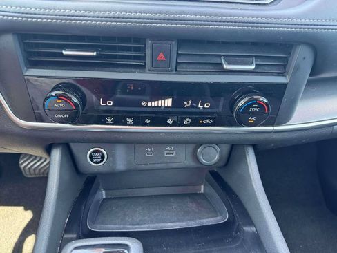 Used 2023 Nissan Rogue SV FWD image 32