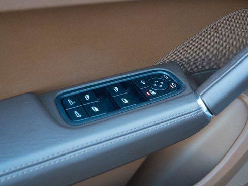 Certified 2023 Porsche Cayenne S Platinum AWD/4WD image 16