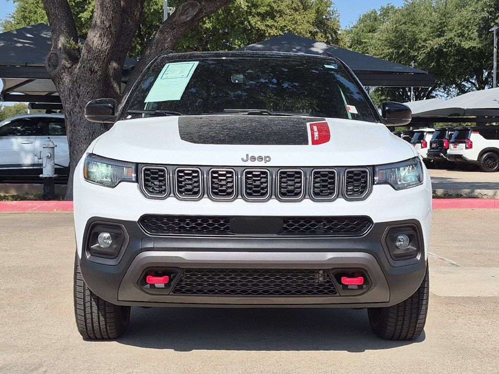 Used 2025 Jeep Compass Trailhawk AWD/4WD image 3