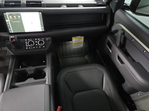 New 2025 Land Rover Defender 90 X-Dynamic SE image 18