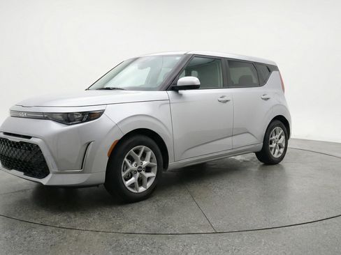 Used 2025 Kia Soul LX w/ LX Technology Package FWD image 3