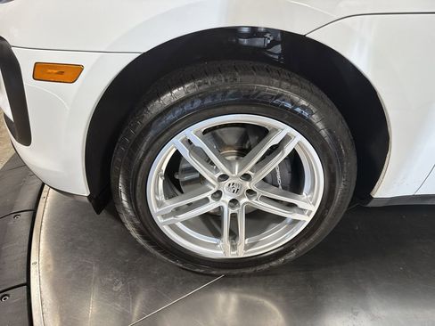 Used 2024 Porsche Macan image 10